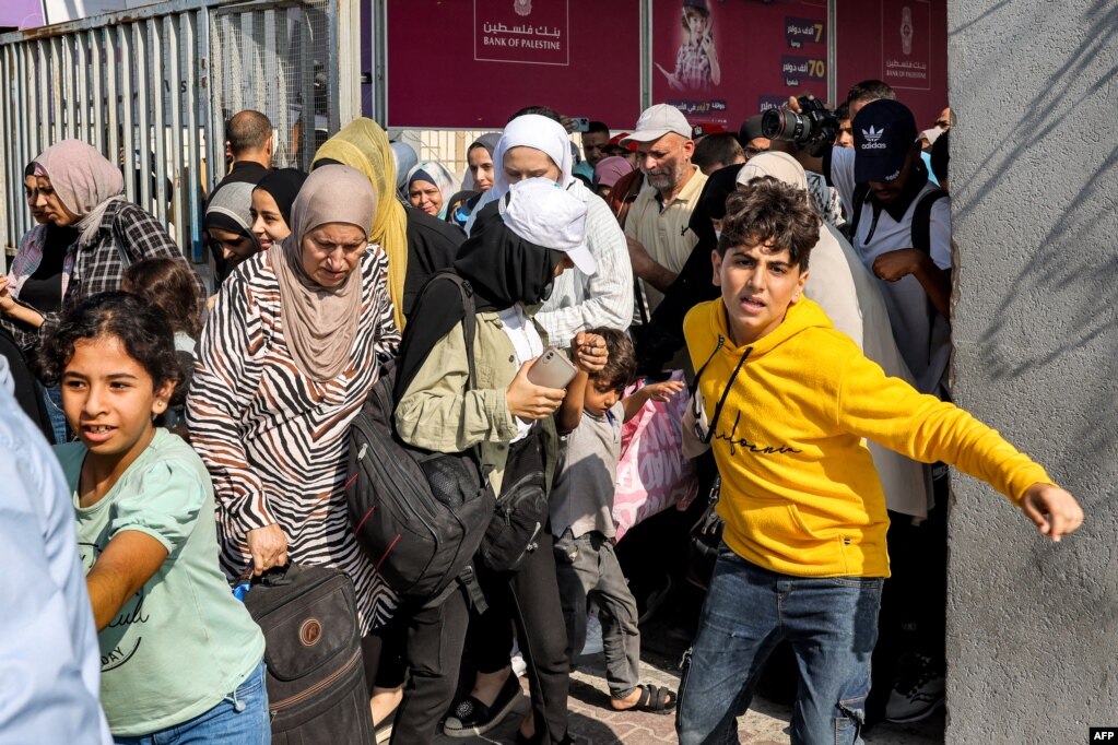 Njerëzit kalojnë nëpër një portë hyrëse në pikën kufitare Rafah në Egjipt në Rripin jugor të Gazës më 1 nëntor 2023.