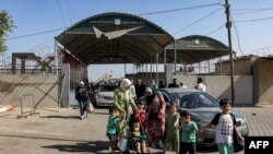 За първи път от началото на войната цивилни граждани напускат Ивицата Газа през граничния пункт Рафах. 