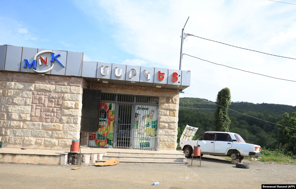 Un veicolo abbandonato è parcheggiato davanti a un negozio chiuso a Xankendi il 2 ottobre. L'esodo della popolazione della regione ha fatto seguito a una campagna di 24 ore iniziata il 19 settembre, quando le forze azerbaigiane hanno messo in rotta i forze armene indebolite e senza armi, costringendole a capitolare. 