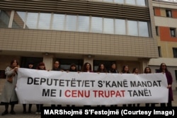 Një grup aktivistesh protestuan para Kuvendit të Kosovës më 29 shkurt kundër deputetëve që nuk po lejojnë miratimin e Projektligjit për shëndetin riprodhues. Protestuesit mbajnë në duar një pankartë ku shkruan “Deputetët nuk kanë mandat të na i cenojnë trupat”.