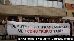 Grupa aktivistkinja protestovala je 29. februara ispred Skupštine Kosova protiv poslanika koji ne dozvoljavaju usvajanje Nacrta zakona o reproduktivnom zdravlju. Aktivistkinje drže plakat na kojem piše "Poslanici nemaju mandat da štete našim telima".
