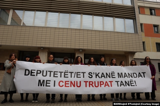 Një grup aktivistesh protestuan para Kuvendit të Kosovës më 29 shkurt kundër deputetëve që nuk po lejojnë miratimin e Projektligjit për shëndetin riprodhues. Protestuesit mbajnë në duar një pankartë ku shkruan “Deputetët nuk kanë mandat të na i cenojnë trupat”.
