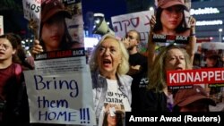 Demonstranti sa porukama i slikama traže hitno oslobađanje talaca u Gazi, Tel Aviv, 15. novembar 2023.