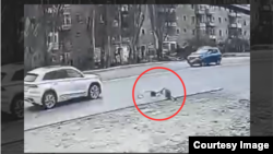 Скриншот с видеозаписи момента автонаезда на школьницу в Балыкчи 26 января 2024 г.