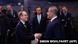 Švedski ministar spoljnih poslova Tobijas Bilstrom rukuje se sa šefom turske diplomatije Hakanom Fidanom na ministarskom sastanku NATO-a, Brisel, 28. novembar 2023.