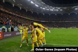 Jucătorii naționalei României, după golul reușit de Alibec în meciul cu Elveția, marți seară pe Arena Națională. Tricolorii s-au impus cu 1-0 și au încheiat grupa de calificare la Euro 2024 pe primul loc.