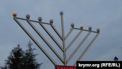 На площади Восставших установили и зажгли праздничный семисвечный светильник менору 9 декабря 2023 года