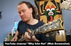 Крымчанин Евгений Швед играет на бас-гитаре, стоп-кадр с его YouTube-канала «Why fckn Not»