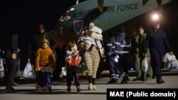 Cei 41 de cetăţeni români şi membri de familie evacuaţi recent din Fâşia Gaza au sosit duminică dimineaţă în România.