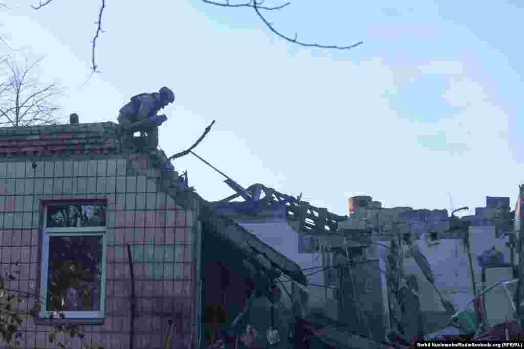 Вибухотехнік на даху пошкодженого дитячого садочку