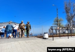 Російські військовослужбовці на феодосійській набережній, квітень 2024 року