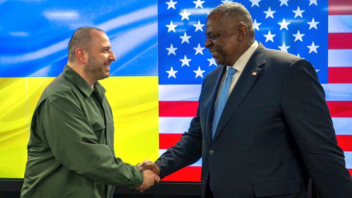 «Життєво важливо» ухвалити пакет допомоги Україні – Остін після розмови з Умєровим