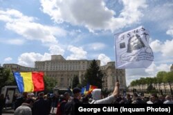Câteva sute de simpatizanți AUR au participat la protestul de miercuri de la Parlamentul României, 10 mai 2023.