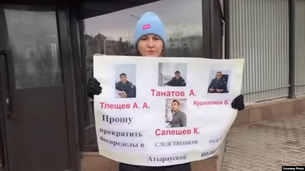 Олеся Вертинская пикетирует перед зданием МВД в Астане. 29 ноября 2023 года