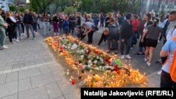 Građani Subotice su palili sveće u znak sećanja na devetoro stradalih u pucnjavi u Beogradu, Subotica, Srbija, 5. maj 2023.