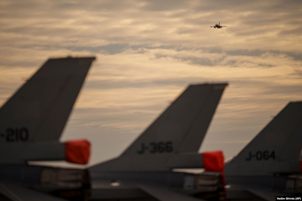 Aereo da caccia F-16 dell'aeronautica rumena che sorvola la base aerea.  La Romania, che è membro della NATO dal 2004, ha aumentato le sue spese per la difesa e la NATO ha rafforzato la sua presenza sul fianco orientale dell’Europa inviando ulteriori gruppi tattici multinazionali ai membri dell’alleanza Romania, Ungheria, Bulgaria e Slovacchia.   