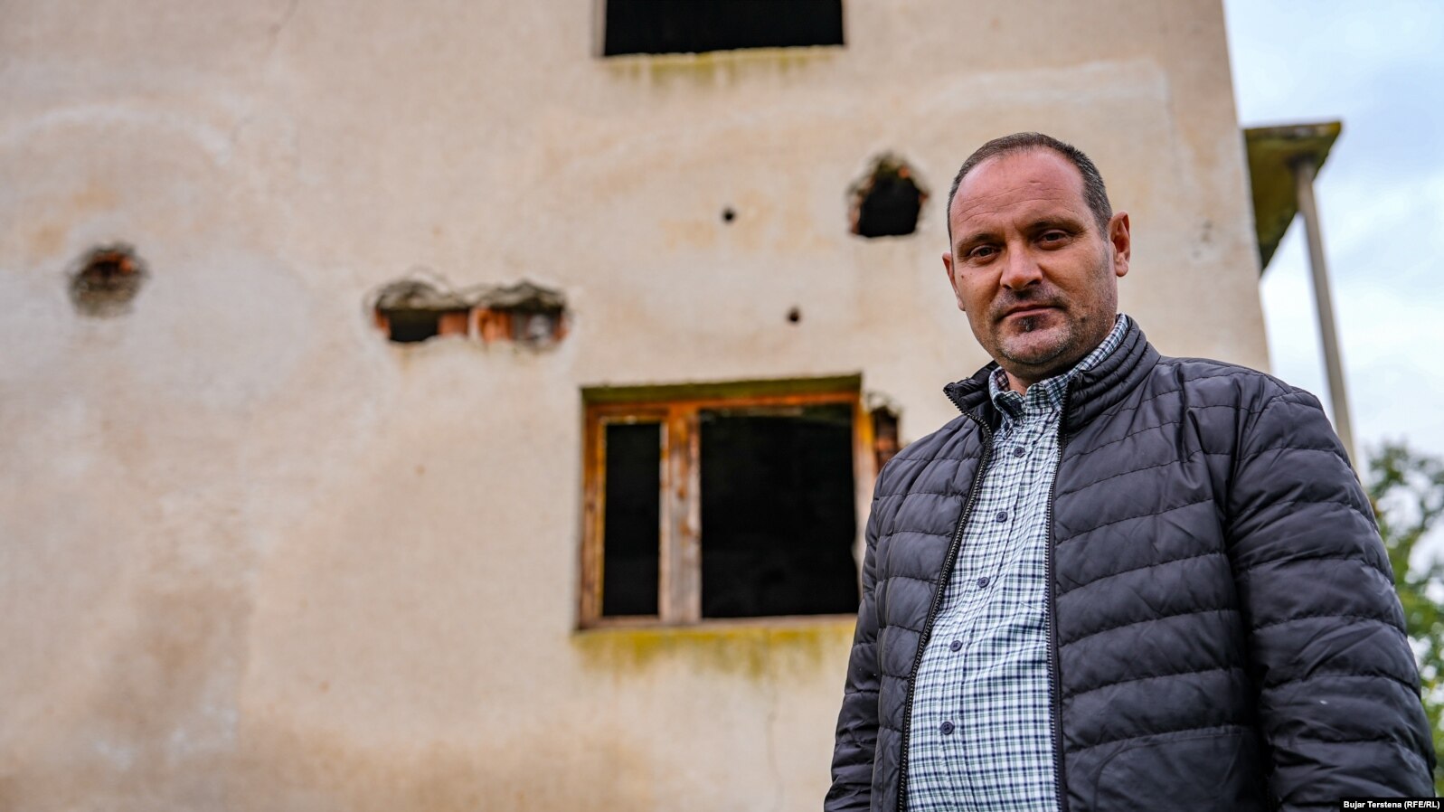 Arben Gashi i mbijetoi sulmit të forcave serbe në shtëpinë e tij në Landovicë gjatë luftës në Kosovë më 1999.