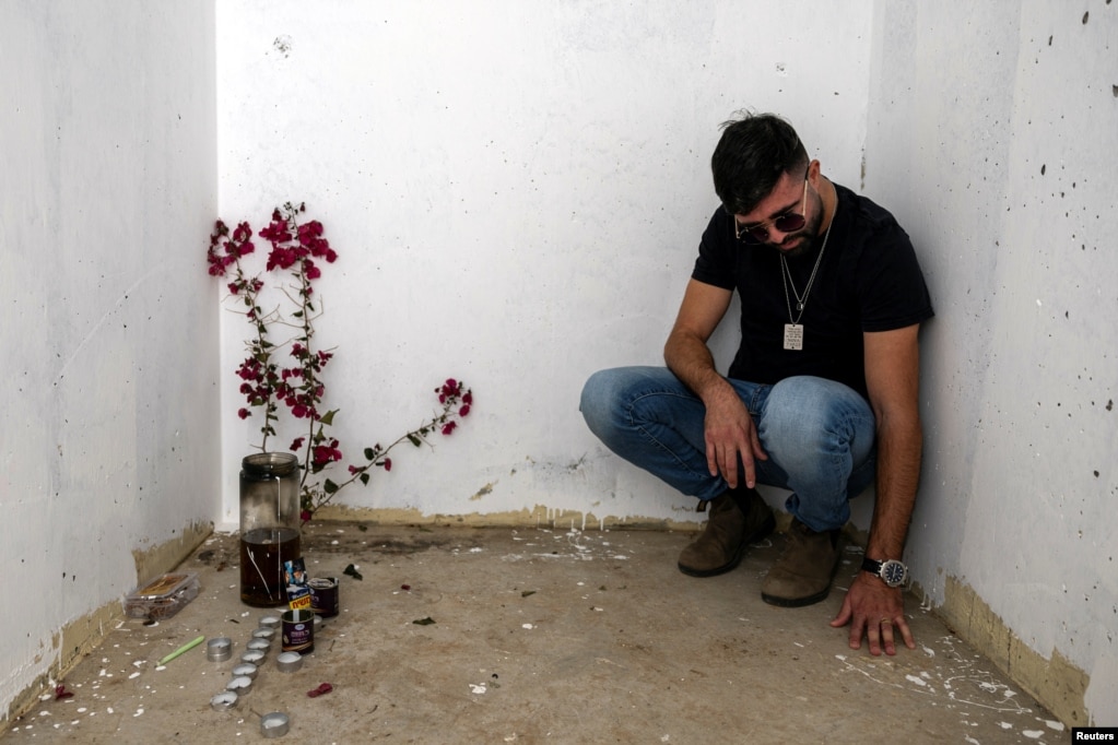 Në këtë fotografi shihet Rudy Glazer, vëllai i Hanini Glazerit që u vra teksa po përpiqej të mbrohej në një strehë kundër bombave. Ai ishte në Festivalin Nova, gjatë sulmeve të 7 tetorit nga persona të armatosur palestinezë të Hamasit - i shpallur organizatë terroriste nga SHBA-ja dhe BE-ja.  