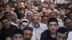 Верующие во время намаза в день праздника жертвоприношения Курбан-байрам в Джума-мечети. Дагестан, Россия, 9 июля 2022 года
