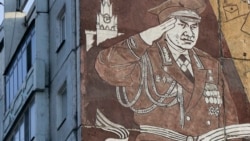 Фрагмент фрески с изображением министра обороны РФ Сергея Шойгу на жилом доме 