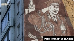 Фрагмент фрески с изображением министра обороны РФ Сергея Шойгу на жилом доме 