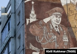 Фрагмент фрески с изображением бывшего министра обороны РФ Сергея Шойгу на жилом доме в городе Кызыле, Россия, Республика Тува