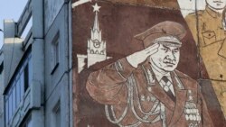 Фрагмент фрески с изображением министра обороны РФ Сергея Шойгу на жилом доме в Кызыле. Тува