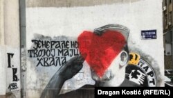 Preko murala osuđenom ratnom zločincu i bivšem komandantu Glavnog štaba Vojske RS Ratku Mladiću u Njegoševoj ulici u Beogradu građani su mu oslikali lice crvenim srcem nakon što su pokušali ukloniti mural, maj 2023. godine