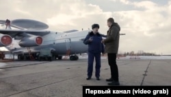 Вячеслав Левченко біля літака А-50 з номером на борту 45. Фрагмент телепрограми Першого телеканалу (Росія)