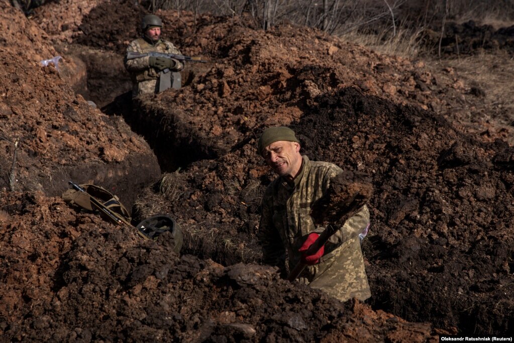 Mes frikës në rritje se Kievi mund t'i tërheqë forcat e veta nga qyteti i shkatërruar, ushtarët ukrainas u panë duke hapur llogore të reja jashtë Bahmut në 4 Mars. 