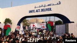 Transparenti na protestu za klimatsku pravdu i prekid vatre u Gazi, tokom Konferencije UN-a o klimatskim promjenama COP28 u Dubaiju, Ujedinjeni Arapski Emirati, 9. decembra 2023.