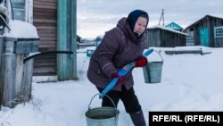 Раиса Пашнина самостоятельно носит воду в дом