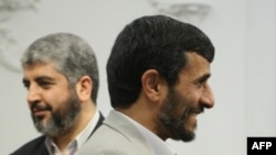 Mahmud Ahmadinezsád Haled Mesallal, a Hamász korábbi vezetőjével a háttérben