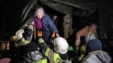 Спасатели помогают местным жителям выйти из грузовика во время экстренной эвакуации с затопленной улицы в Евпатории, 26 ноября 2023 года.<br />
<br />
Олег Крючков, назначенный Россией чиновник региона, который Москва аннексировала у Украины в 2014 году, сообщил о гибели одного человека &nbsp;<br />
<br />
<br />
<br />
<br />
&nbsp;