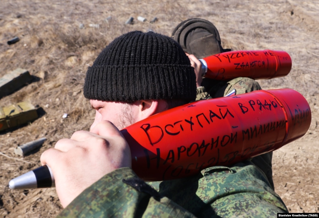 Luftëtarët separatistë në një pjesë të pushtuar të rajonit të Luhanskut të Ukrainës përgatiten të lëshojnë predha propagandistike në drejtim të pozicioneve ukrainase në mars të vitit 2022. Në predha janë të skalitura mesazhe si: "Bashkohuni me milicinë popullore të LNR-së" dhe "Rusët kurrë nuk dorëzohen". LNR është akronimi i përdorur nga një grup separatist i mbështetur nga Moska në Ukrainë që e quan veten Republika Popullore e Luhanskut.