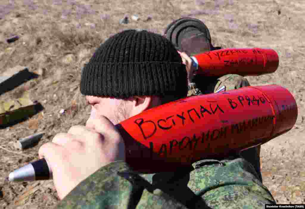 Borci separatisti u okupiranom dijelu ukrajinske regije Lugansk pripremaju se da ispale granata sa propagandnim letcima prema ukrajinskim položajima, marta 2022. Granate su ispisane porukama &quot;pridružite se narodnoj miliciji LNR&quot; i &quot;Rusi nikada ne odustaju&quot;. LNR je skraćenica od Luganska Narodna Republika koju koristi grupa separatista u Ukrajini.