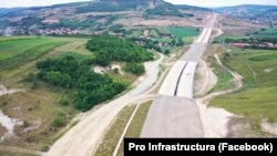 Imagine de pe tronsonul Nădășelu (județul Cluj)-Zimbor (Sălaj) din autostrada Transilvania, finanțat, la fel ca tronsonul vecin, Zimbor-Poarta Sălajului, prin PNRR. Pentru ambele, termenul a fost extins în 2026, deși inițial era 2024.