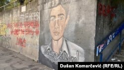 Na 26. godišnjicu ubistva romskog dečaka Dušana Jovanovića u Beogradu je osvanuo mural sa Dušanovim likom.