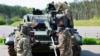 Vojnici učestvuju u obuci održavanja tenkova Leopard 1A5 za ukrajinske vojnike, u bazi nemačke vojske Bundesvera, deo Misije vojne pomoći EU za podršku Ukrajini u Klicu, Nemačka, 5. maja 2023. 