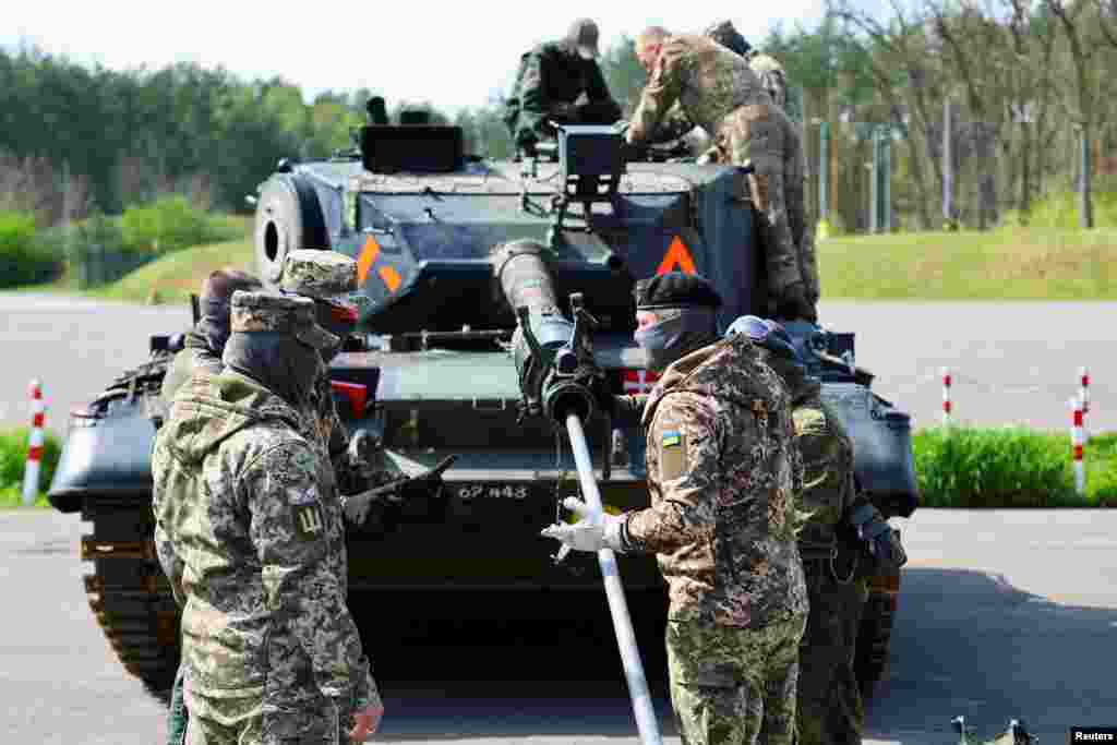 Українські військові тренуються на танках Leopard. Міністр оборони Німеччини та Данії їх відвідали