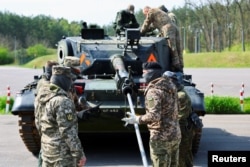 Украинские военные проходят обучение на танках Leopard 1A5 на базе полигоне немецкой армии в Клице, Германия, 5 мая 2023 года
