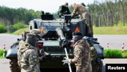 Soldaţi, în timpul unei şedinţe de instruire pe un tanc Leopard-1 A5, în cadrul misiunii de asistenţă militară acordată de UE Ucrainei.