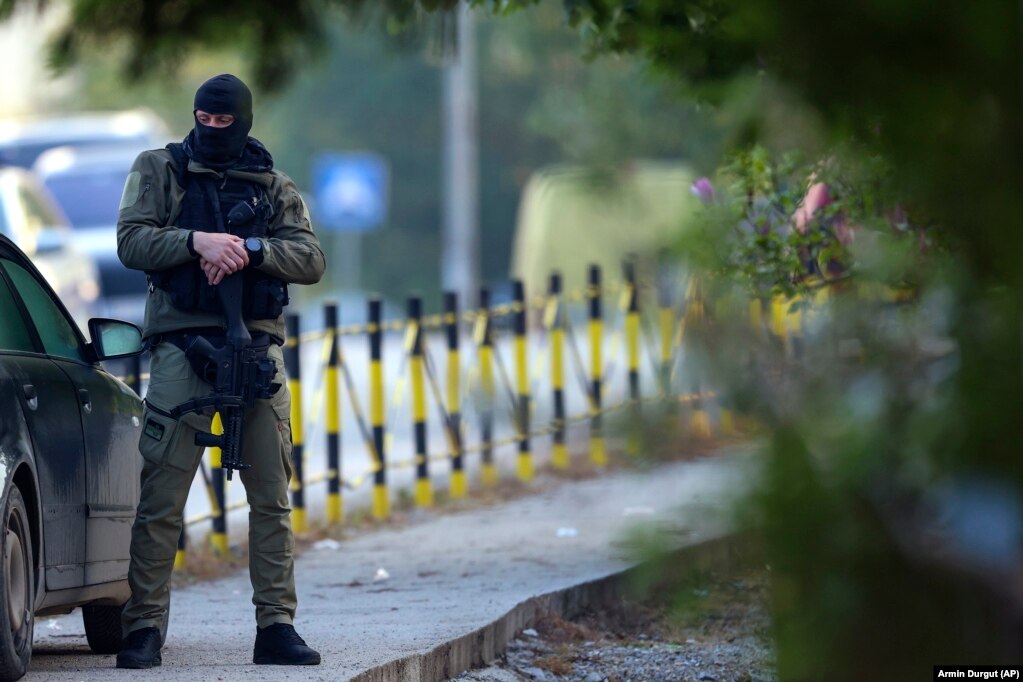 Një oficer policie qëndron roje pranë skenës së një sulmi të së enjtes mbrëma në fshatin Dubona, rreth 50 kilometra në jug të Beogradit, Serbi, të premten, 5 maj 2023.