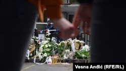 Cveće i sveće za ubijene učenike i radnika obezbeđenja u Osnovnoj školi "Vladislav Ribnikar" u Beogradu, 4. maj 2023. 