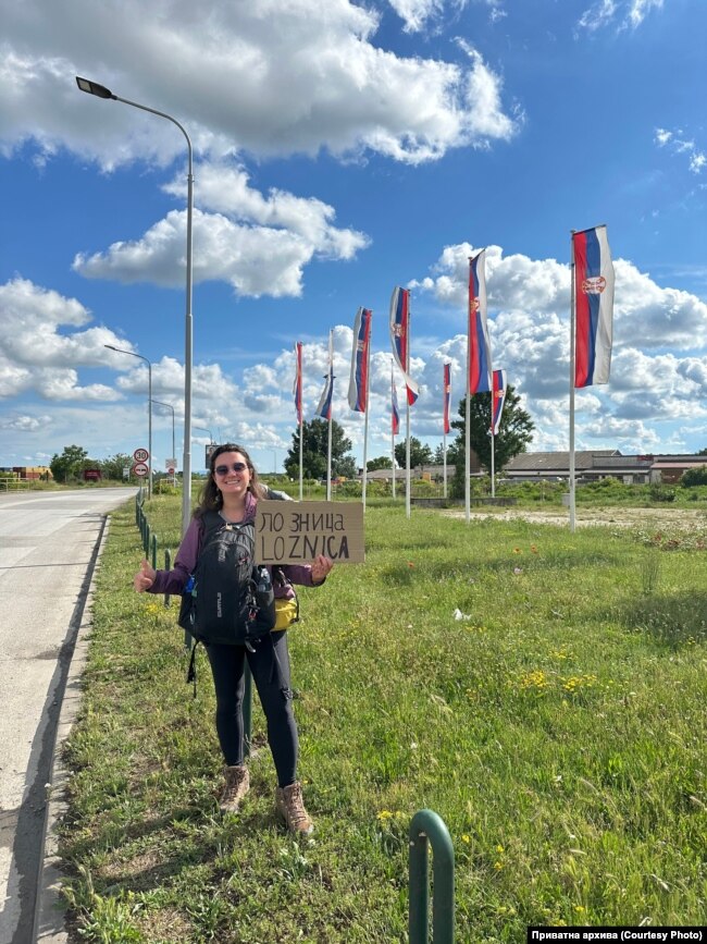 Edra në përpjekje për të ndaluar ndonjë automjet që do t'i merrte me vete, gjatë qëndrimit në Serbi.
