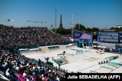 Tribune pline, la calificările din competiția de skateboarding stradal de la Jocurile Olimpice de la Paris, desfășurate în arena La Concorde, în 29 iulie.