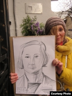 С портретом Варвары Брусиловой, на фоне знака "Последнего адреса"