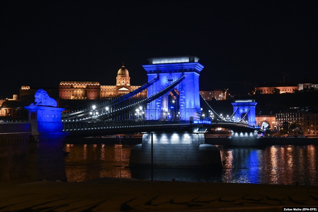 Ura e Budapestit, në Hungari, e ndriçuar me ngjyrat e flamurit të Izraelit, më 10 tetor.