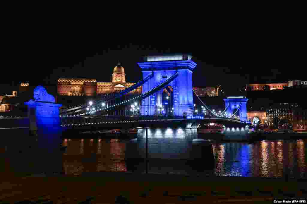 Budapest&#39;s chain bridge lit in the colors of the Israeli flag on October 10.&nbsp;