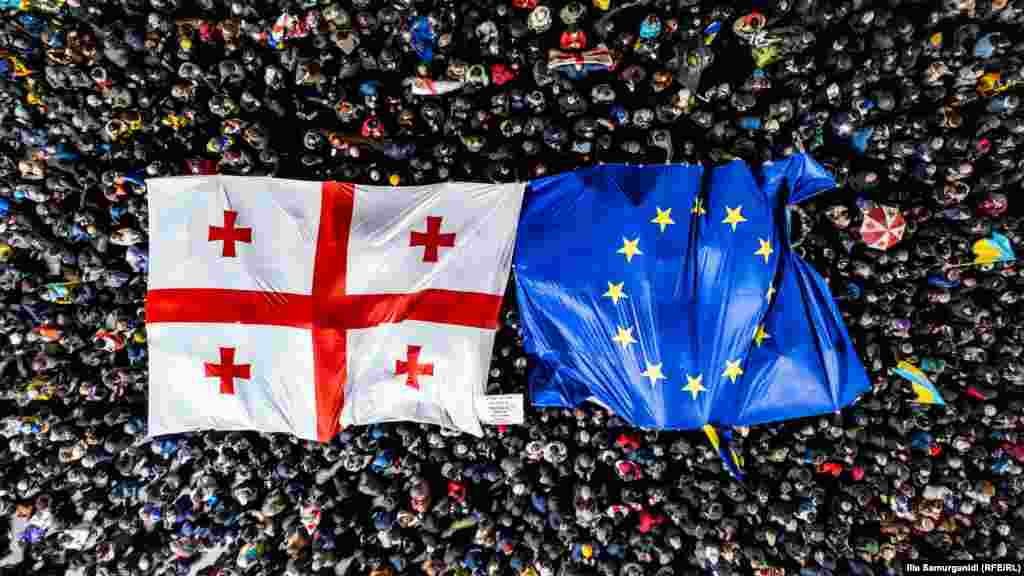 На акции развернули огромные флаги Грузии и ЕС. Фото&nbsp;&mdash;&nbsp;Ilia Samurganidi (RFE/RL). &nbsp;